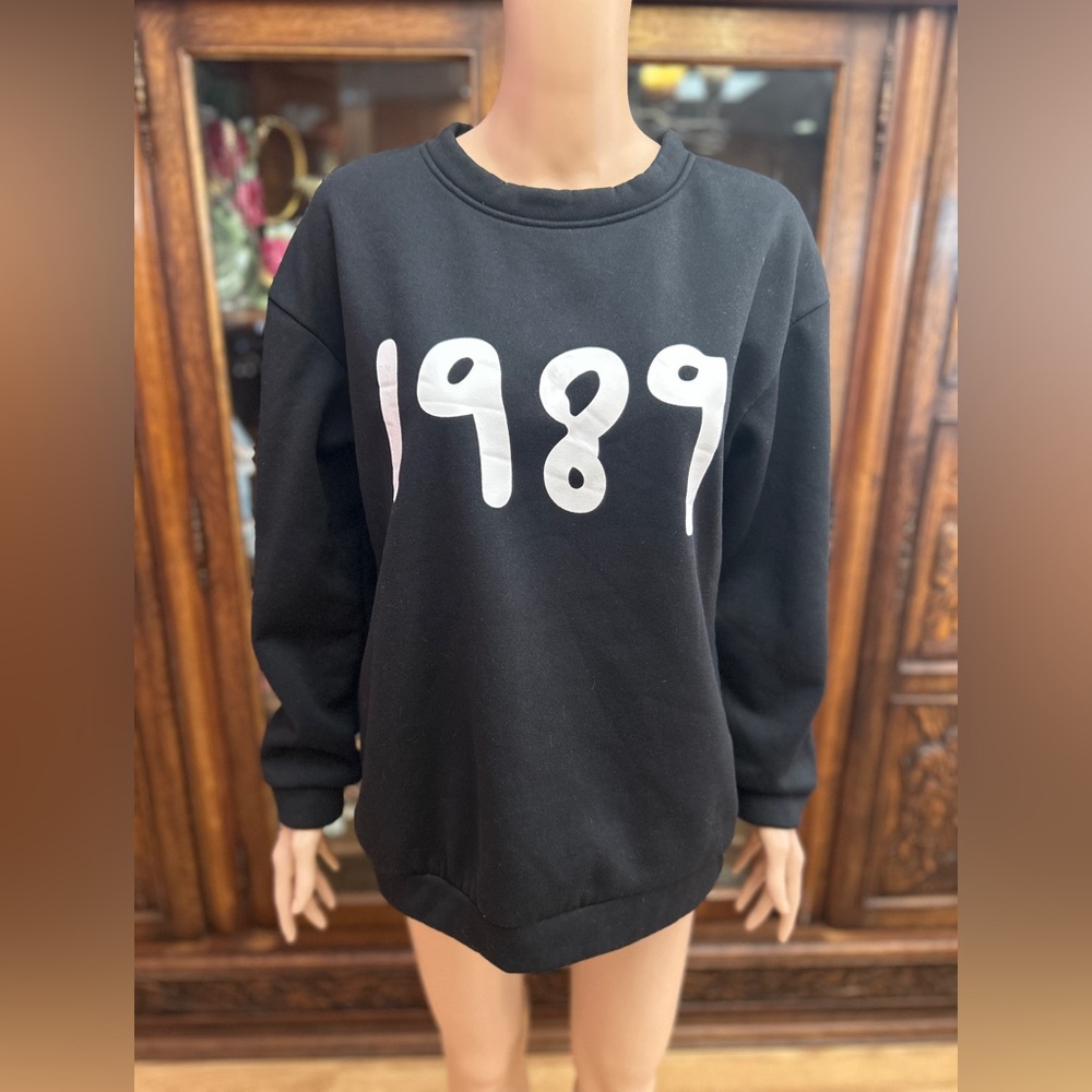 Taylor Swift 1989 sweatshirt size M